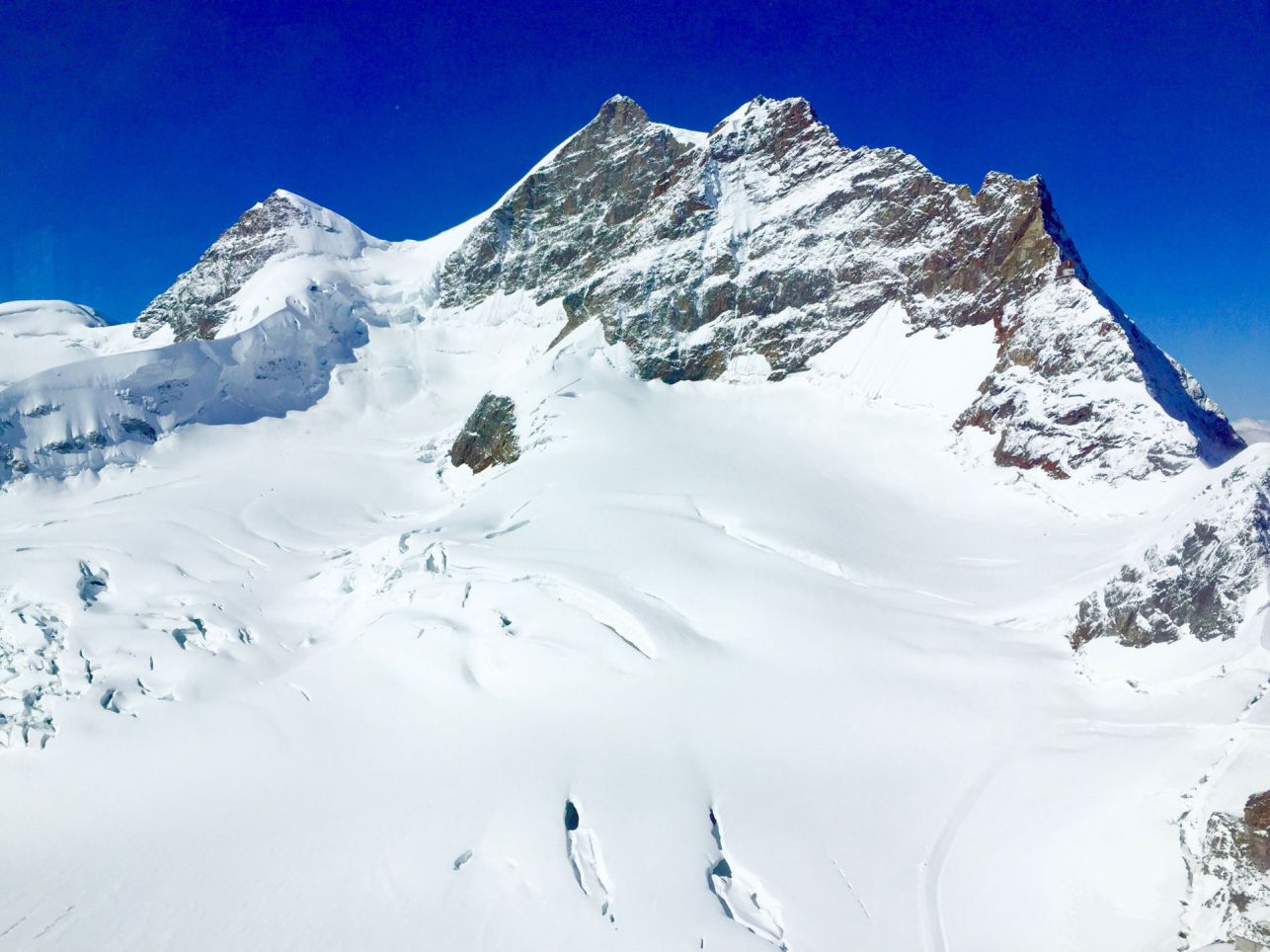 極寒のパウダーパラダイス: スキー・スノボ愛好家の冒険記